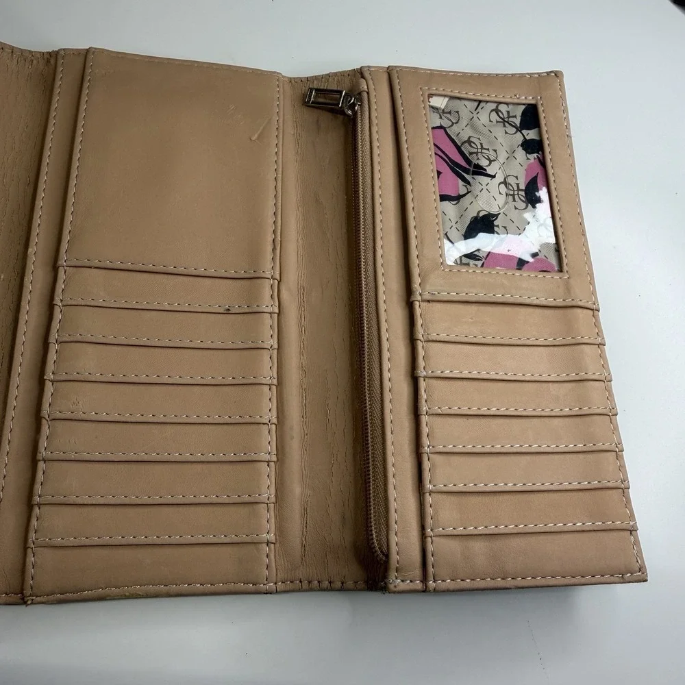 GUESS women's accessory wallet from the brand‎
